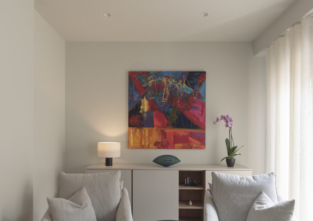 salon con mobiliario discreto y a medida de Tegar