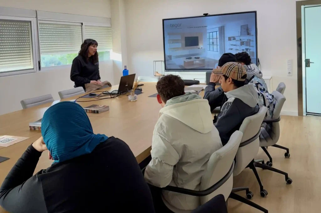 Estudiantes en formación visitan la industria del mueble para conocer de primera mano como funciona la producción y fabricación de mueble.