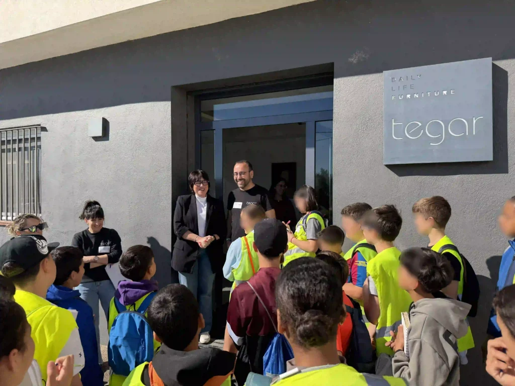 Alumnos visita escolar fábrica mueble de la Sénia Tegar